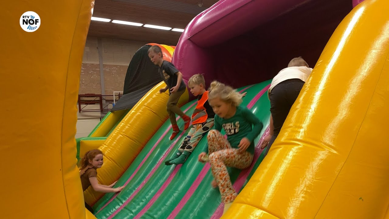 Kinderen springen gat in de lucht tijdens springkussenfestijn in Dokkum