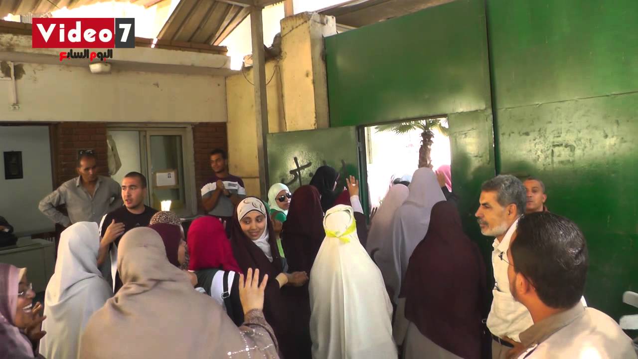 بالفيديو.. الأهالى يواجهون مظاهرات الإخوان فى «زراعة عين شمس» بإشارات الهزيمة