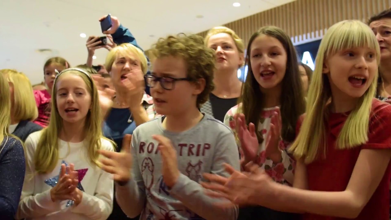 Świąteczny flashmob w Centrum Riviera