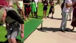 Mago le corta las piernas a unos turista