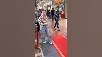 Nghệ sĩ Bình Tinh tranh thủ đến thăm viếng tang lễ nghệ sĩ hài Bắc Hải