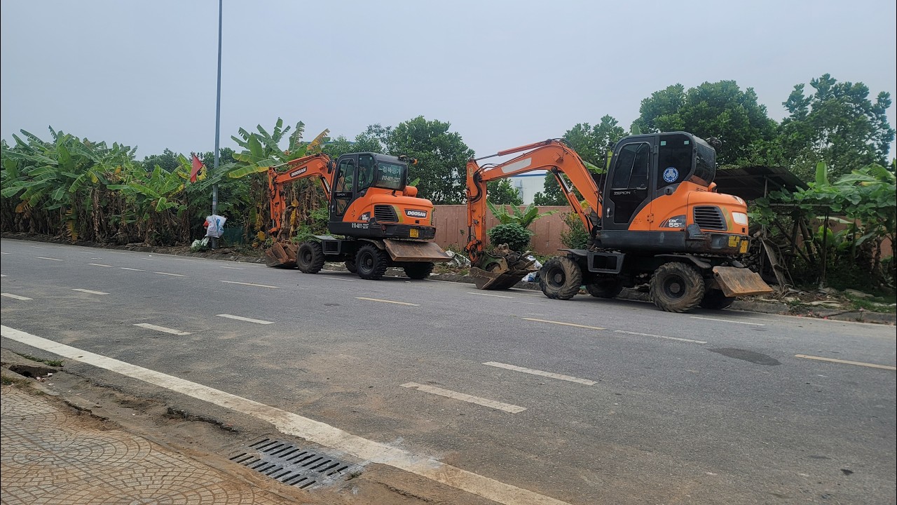 Review cận cảnh góc quay đẹp máy xúc , Excavator doosan múc bấy đổ bây lên ôtô ở công trương