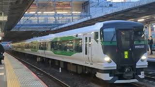 E257系5500番台OM-53編成が回送列車として大宮駅5番線を発車するシーン