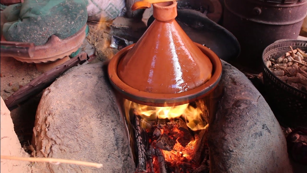 روتين صباحي بالبادية 🇲🇦🥰 الاعتناء بالاغنام و الدجاج 🐓🐑🐇 طاجين البيض و الحلبة من ارشيف الزمن القديم.