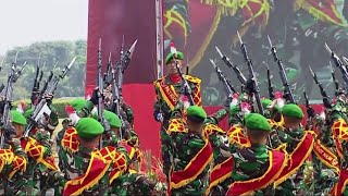 KEREN! ATRAKSI KOLONE SENAPAN KOLOSAL HUT KE 78 TNI