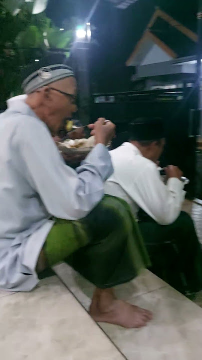 emak2 & mbapak2 selsei solat isak d ajak makan bareng dama takmir musolaah