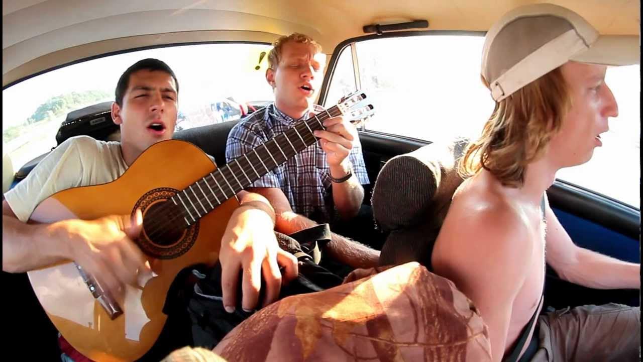 Слушать песню про машину. Девушка поет в машине. Гитара в машине. Парни поют в машине. Машины пела.