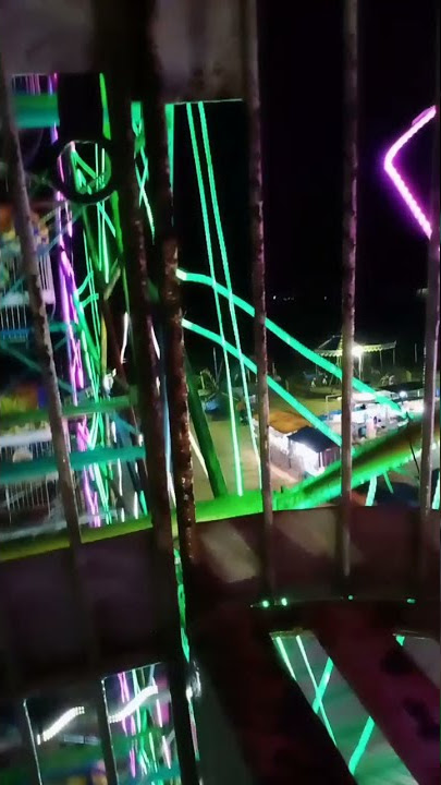 Naik Wahana Bianglala Atau Kincir Angin Pasar Malam