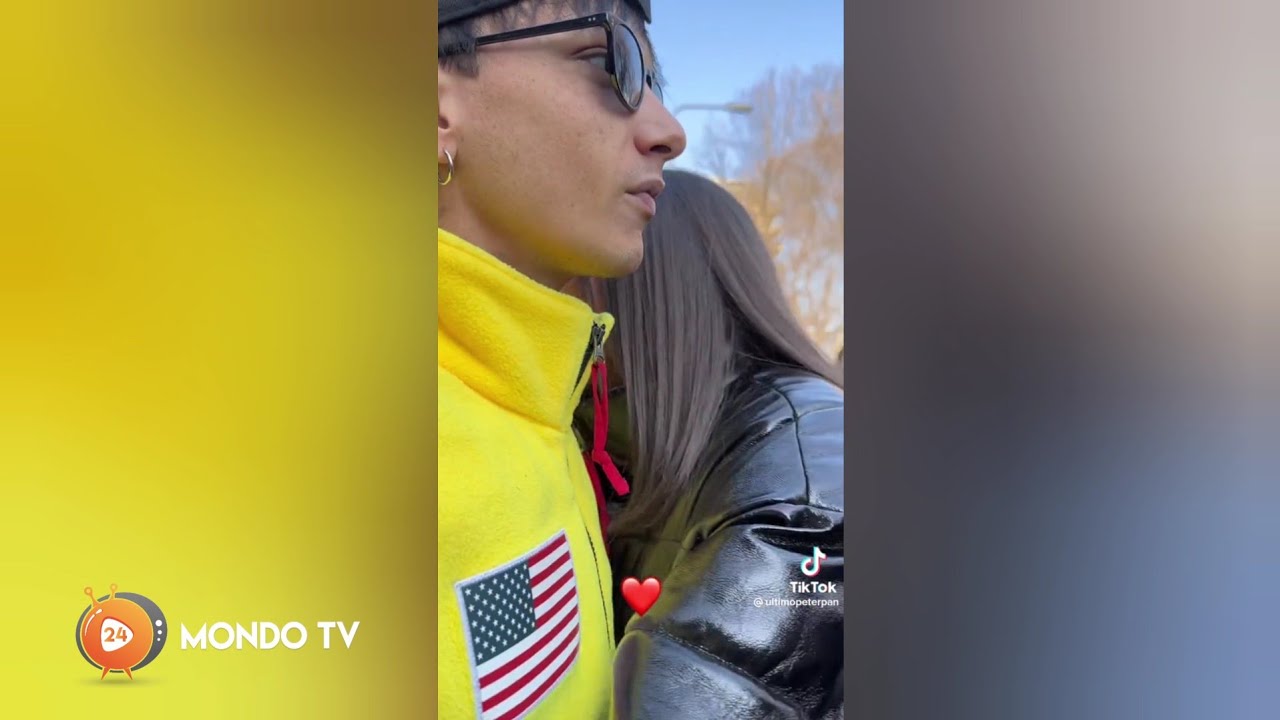 Ultimo incontra un gruppo di fan emozionatissimi