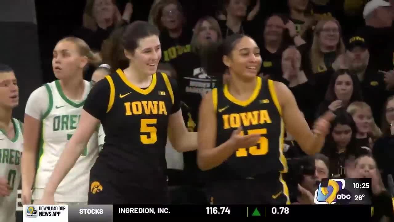 Stuelke, Deal combine for 36 points as No. 11 Iowa women down Oregon 74-66