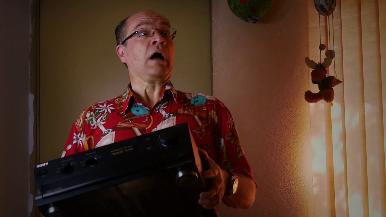 Аудиофил бросает усилитель. Мем. Из фильма «Усилитель нелинейный»