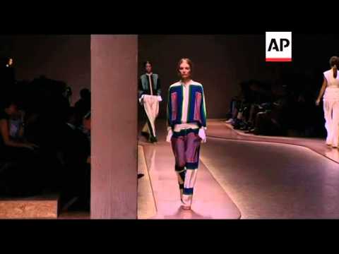 Video: Phoebe Philo akapiga