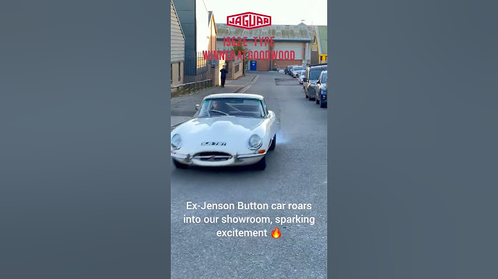 Jenson Button’s Jaguar E-Type powers in! 🏁 #racecar #jaguar #etype