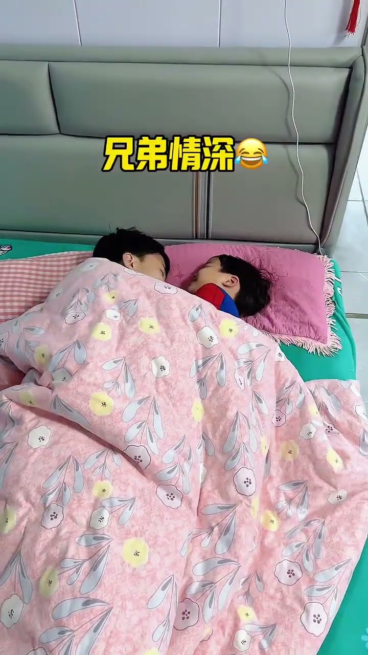原本以为是兄弟情深，结果万万没想到！#Cute baby#Cute#呆萌小米宝#聪明宝宝#萌娃