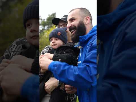 Wpadli z wizytą na trening piłkarzy Lecha 👀🤚 #lechpoznań #football #training #shorts