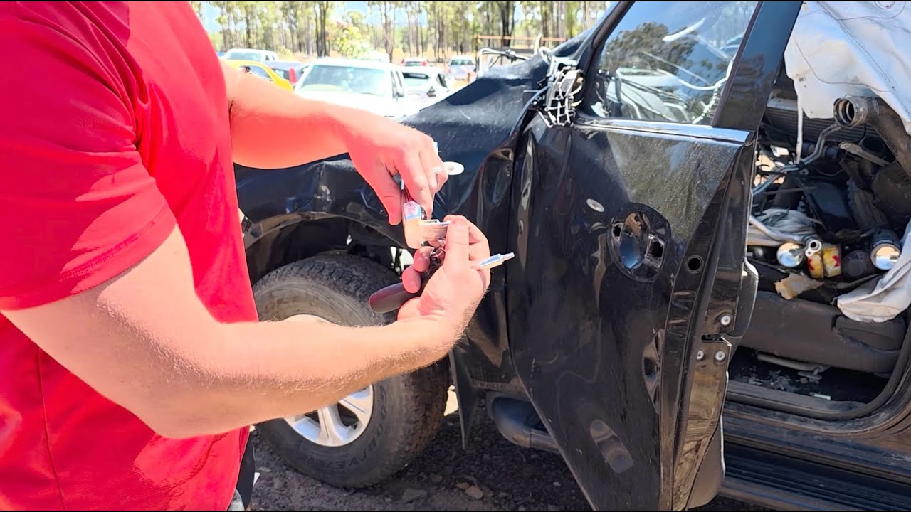 How to Remove & Replace Nissan Navara Exterior Outer Door Handle D23 ...