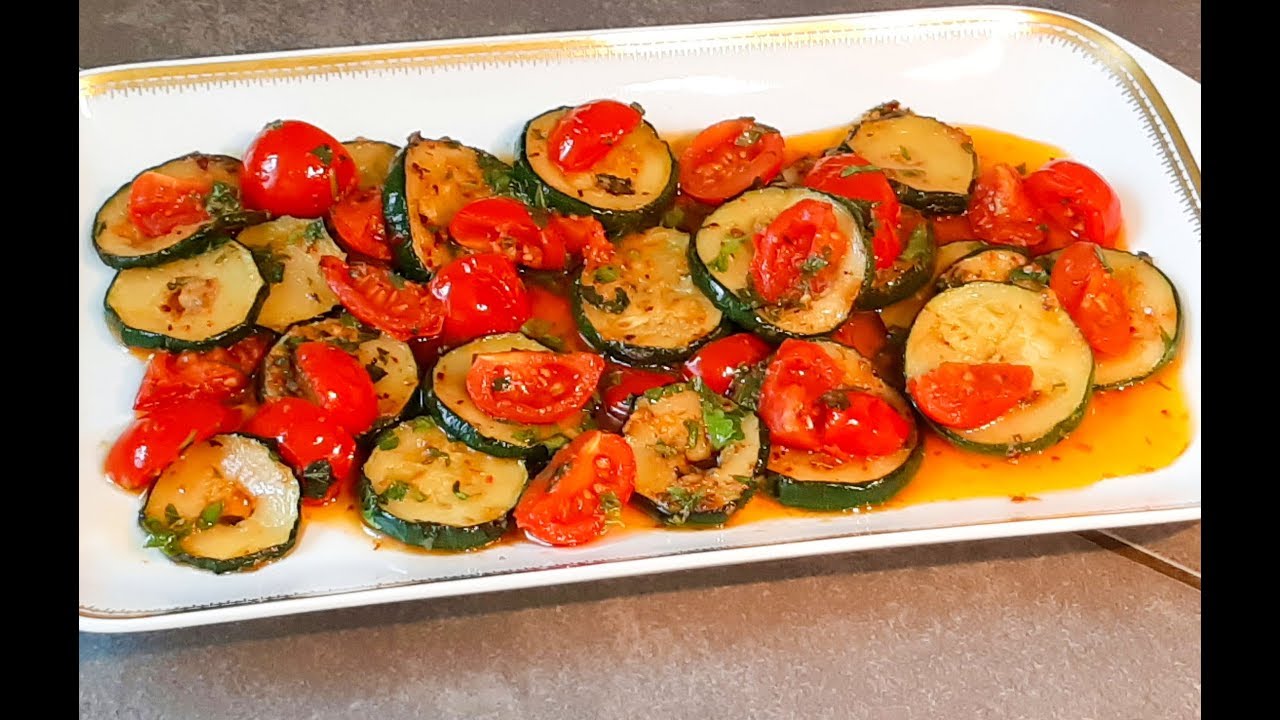 Calabacín frito a la sartén con tomates Cherrys y Hierbas aromáticas
