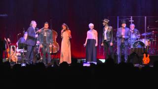 Serrat junto a amigos en el Barclaycard Center de Madrid