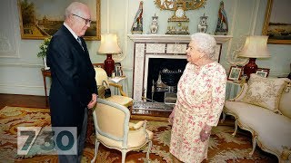 Do you know the Queen uses her handbag to send her staff signals?