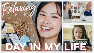 RELAXING DAY IN MY LIFE | What I Eat, Reading,  Puppy Playtime & Fun Beauty Box