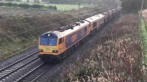 An Hour at Acton Bridge - Freight + Passenger Variety (including 92032 on 6S94) - 18 October 2017