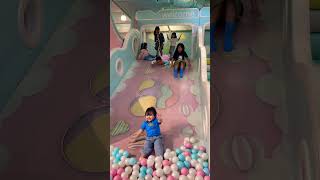 Lihat Ekspresi Bahagianya Bocil Main Perosotan Rame Rame