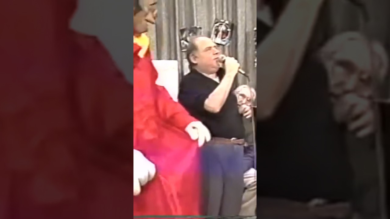 Joey the Monkey dances as Trayman sings @beyondvaudeville 