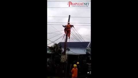 Công nhân điện lực bị điện giật treo lơ lửng trên cột điện