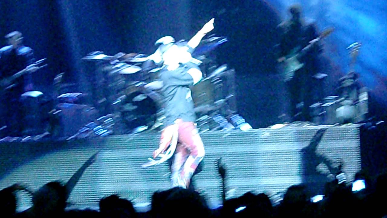 James Durbin performs GNR's "Sweet Child of Mine" at HP Pavilion during