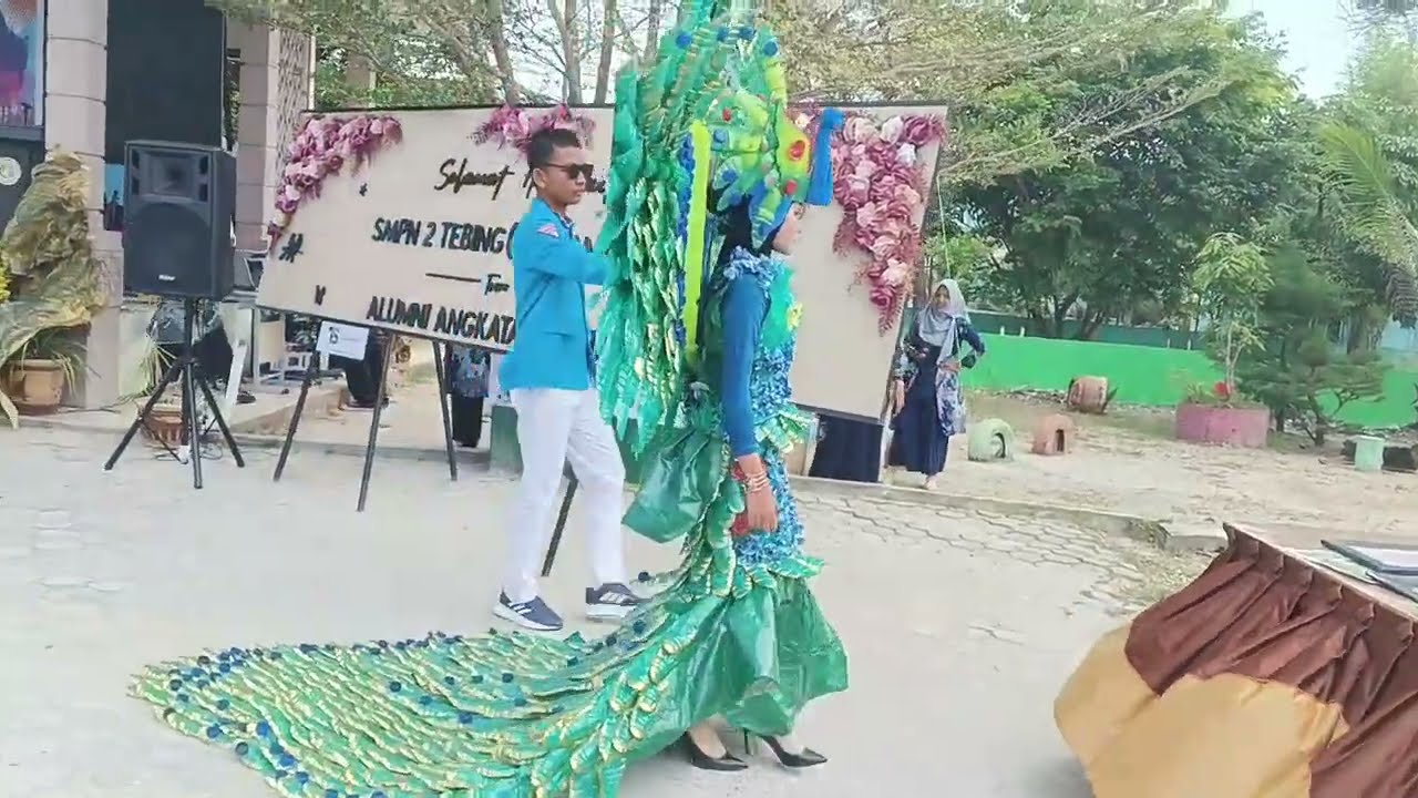 JUARA 1 FASHION SHOW DAUR ULANG BARANG BEKAS |