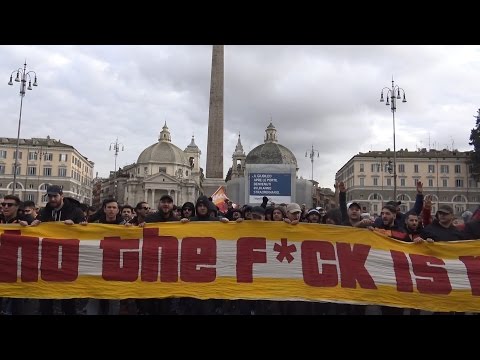 Tifosi del Galatasaray a Piazza del Popolo, fumogeni e bombe carta