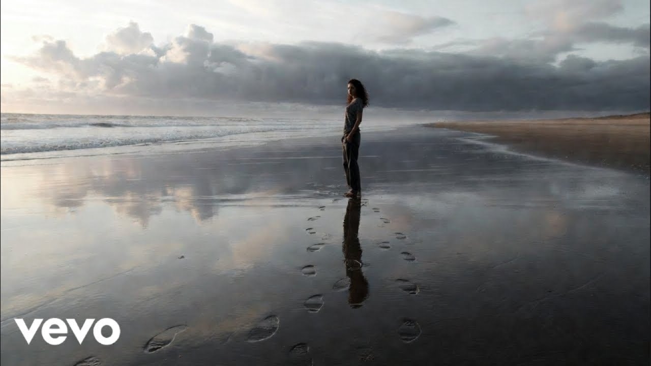 Rihanna x Diamond Riri - Footprints in Wet Sand (Official Music Video)