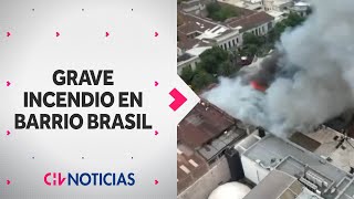 GIGANTESCO INCENDIO en Barrio Brasil obliga evacuación en universidad y clínica - CHV Noticias