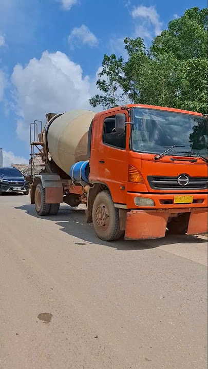 Ubur-ubur ikan lele truk molen lewat lee. #truck #truk #trukoleng #hino #shortvideo #trukmolen