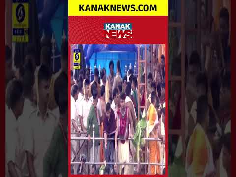 Gajapati Maharaj Performs Divine 'Cherapahanra' at Snana Yatra!