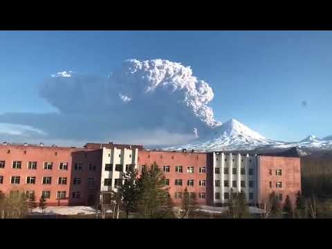 วีดีโอ: Bezymyanny - ภูเขาไฟ Kamchatka การปะทุ