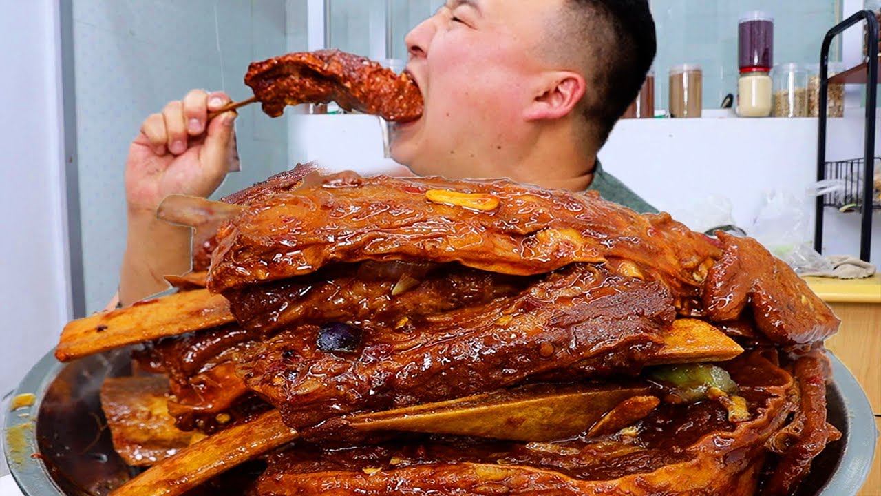 20 фунтов стейка, Ацян готовит «тушеные стейковые ребрышки».