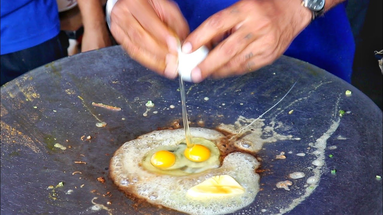 Indian Dabang Man Selling Biggest Omelette Curry | Egg Street Food | Egg Recipes | How To Make | Street Food Fantasy