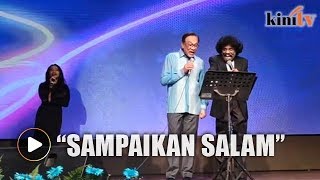 Anwar sings 'Sampaikan Salam' with Alleycats singer David Arumugam