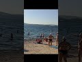 белый песок.