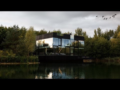 Video: Utilizarea extinsă a sticlei care definește casa lacului modern din România: Villa Snagov