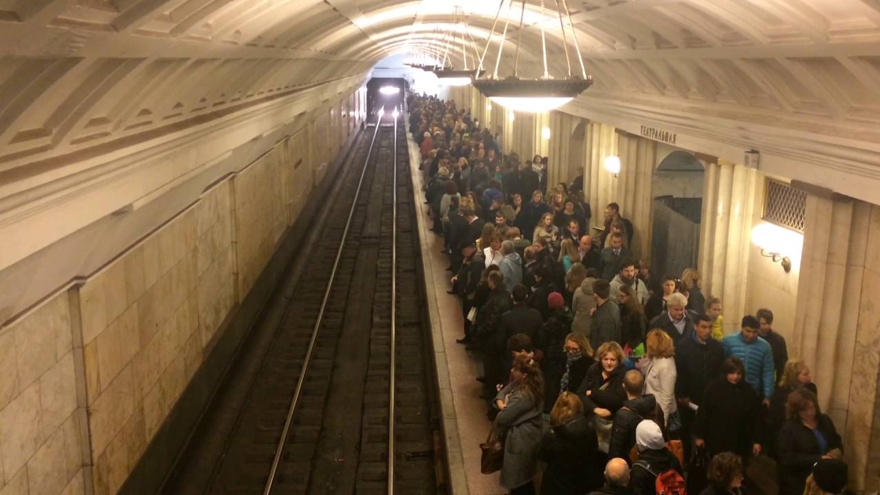 Км в час в метро. Театральная (станция метро, Москва). Москва метрополитен станция Театральная. Театральная станция метро час пик Москва. Театральная Замоскворецкая линия.