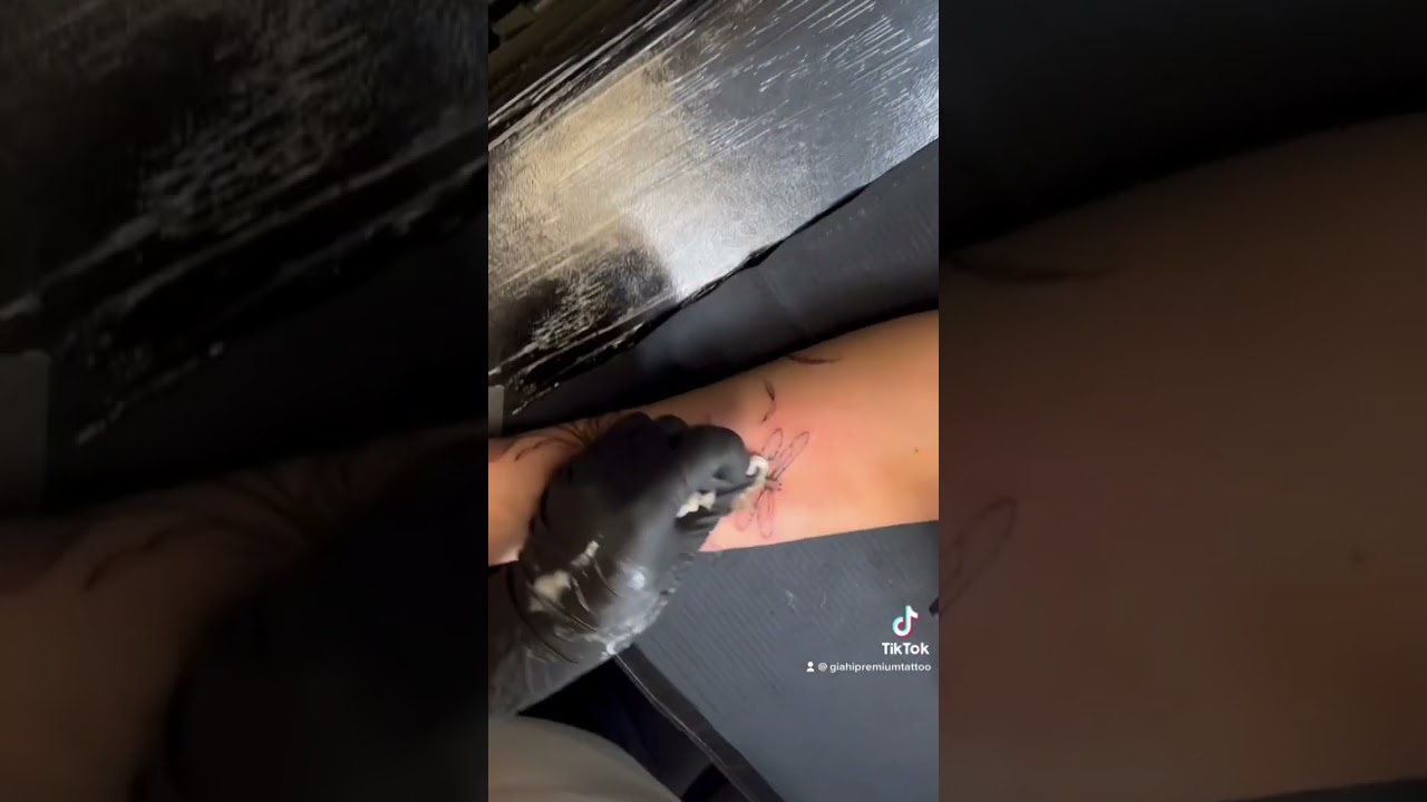 What a nice floral tattoo! 