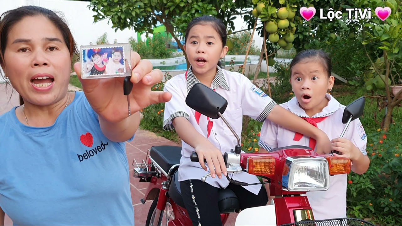 Lộc TiVi được tặng Xe máy màu Đỏ tuyệt đẹp khi nào đủ tuổi sẽ chở em Cẩm Tú đi học