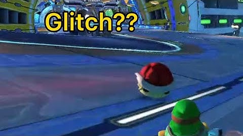 Red shell glitch in Mario Kart 8 Deluxe saves me (Mario Kart 8 Deluxe Online)