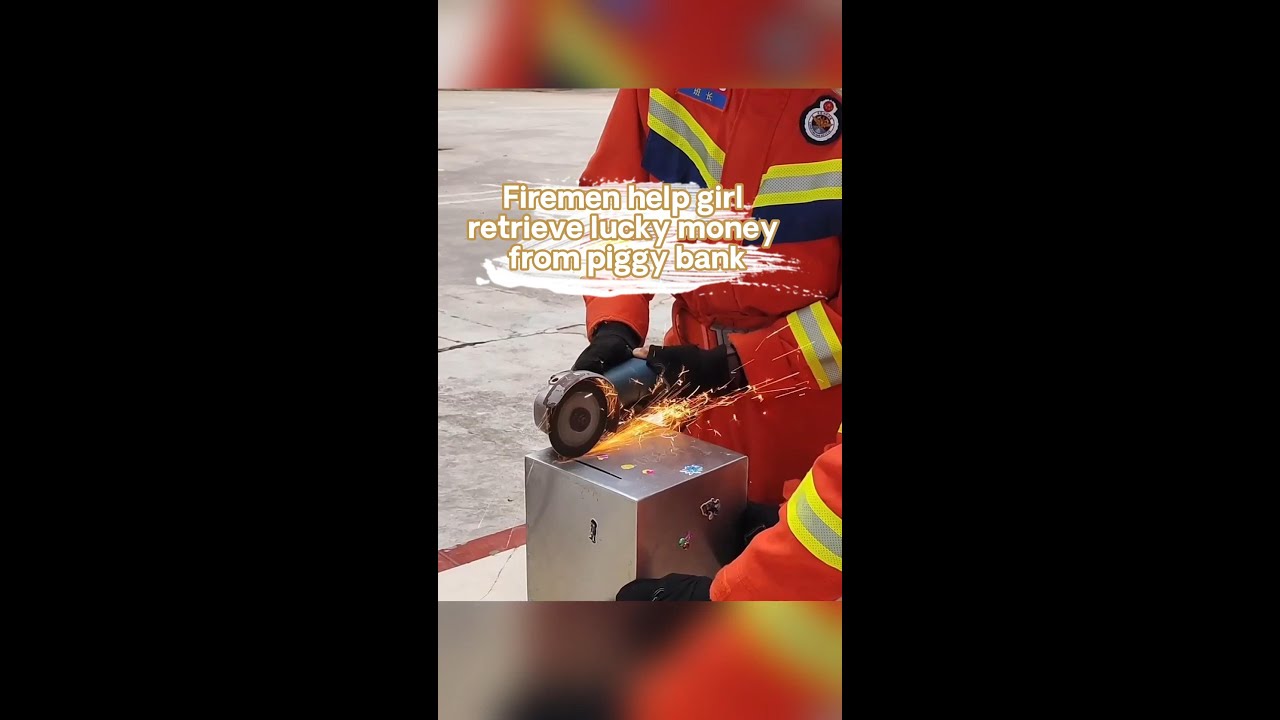 Firemen help girl take out lucky money in China's Yunnan