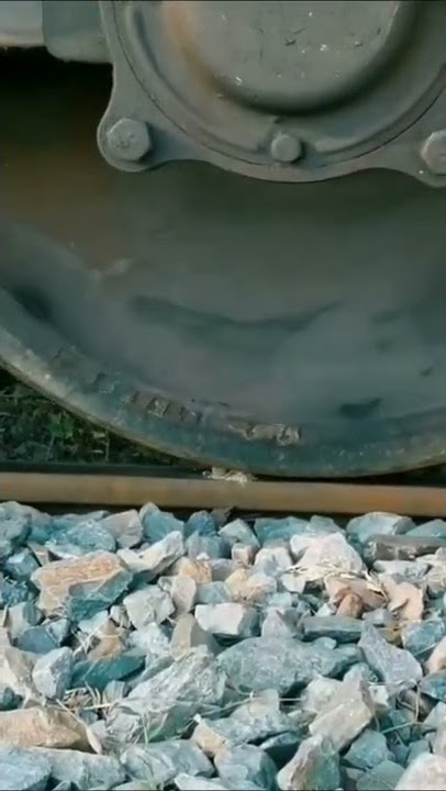 Jangan pasang batu diatas rel kereta, membahayakan!!!