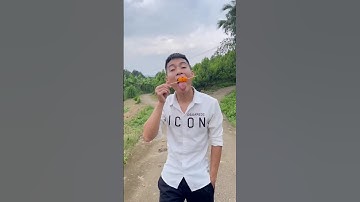 Cậu bé tốt bụng ăn kẹo xiên và cái kết hài hước #shorts