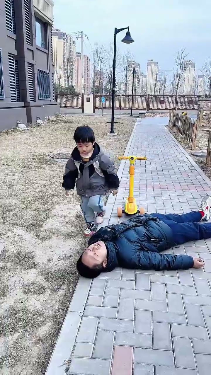 爸爸假装晕倒试试儿子的反应，结果万万没想到！#Cute baby#Cute#呆萌小米宝#聪明宝宝#萌娃