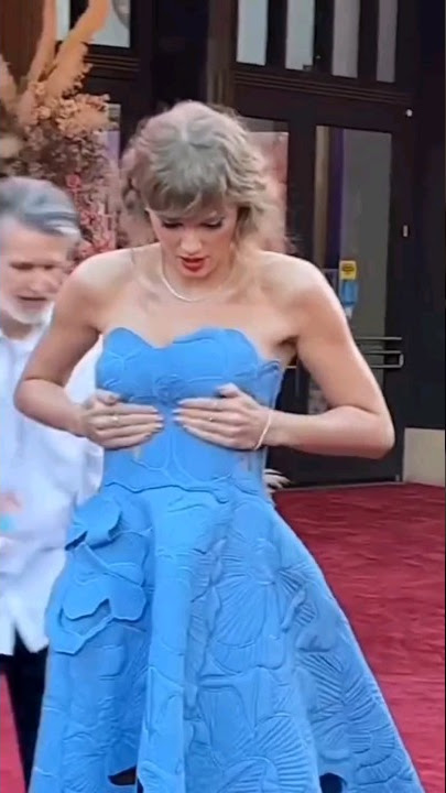 Download lagu Taylor Swift handling the paparazzi at Eras Tour Movie premier and giving a shout-out to Tree Paine